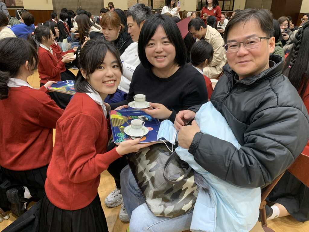 ▲感恩奉茶禮，以熱茶表達對父母的養育之恩。（靜修中學提供）